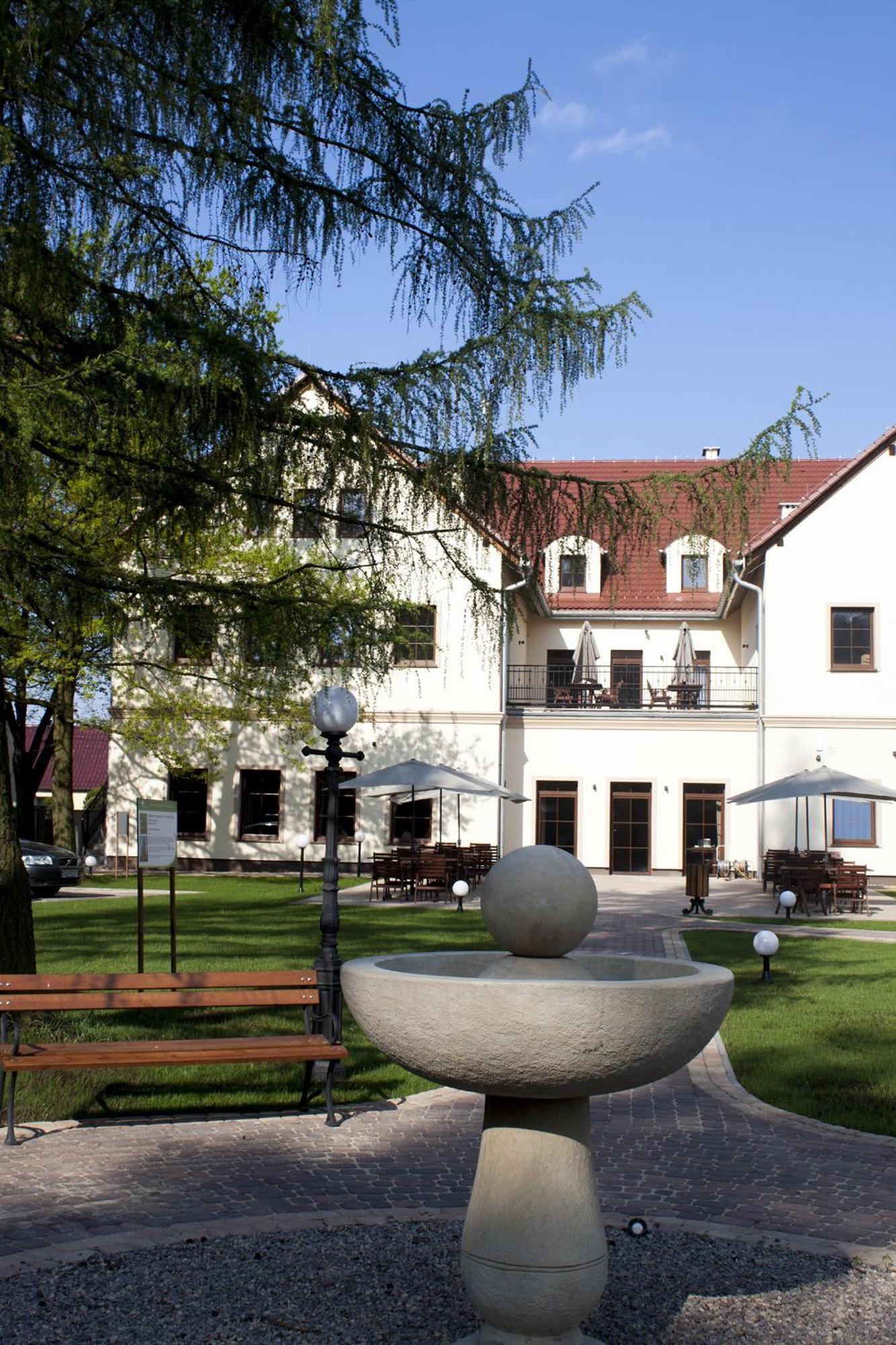 Hotel Modrzewiowy Dwor Гливице Экстерьер фото